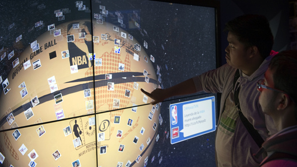 推特互动数字视频墙让NBA House在旋转中光芒四射,信息显示系统,多媒体信息发布系统,数字标牌,数字告示,digital signage